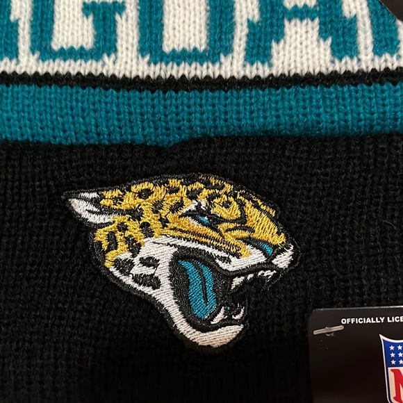 JACKSONVILLE JAGUAR AUTHENTIC NFL Ultra Game Winter Beanie Knit Hat with Gloves - Picture 5 of 6
